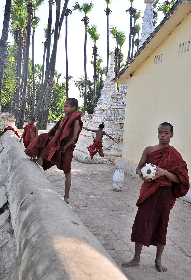 Mönchnovizen in Pagode in Inwa bei Mandalay, Myanmar, Burma, Asien
