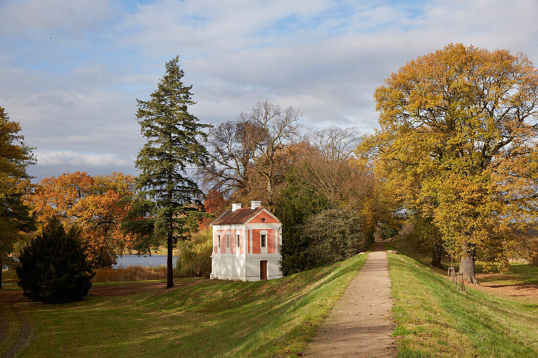 Elbdeich am Großen Walloch mit Rotem Wachhaus, Wörlitzer Gartenreich, Sachsen-Anhalt, Deutschland