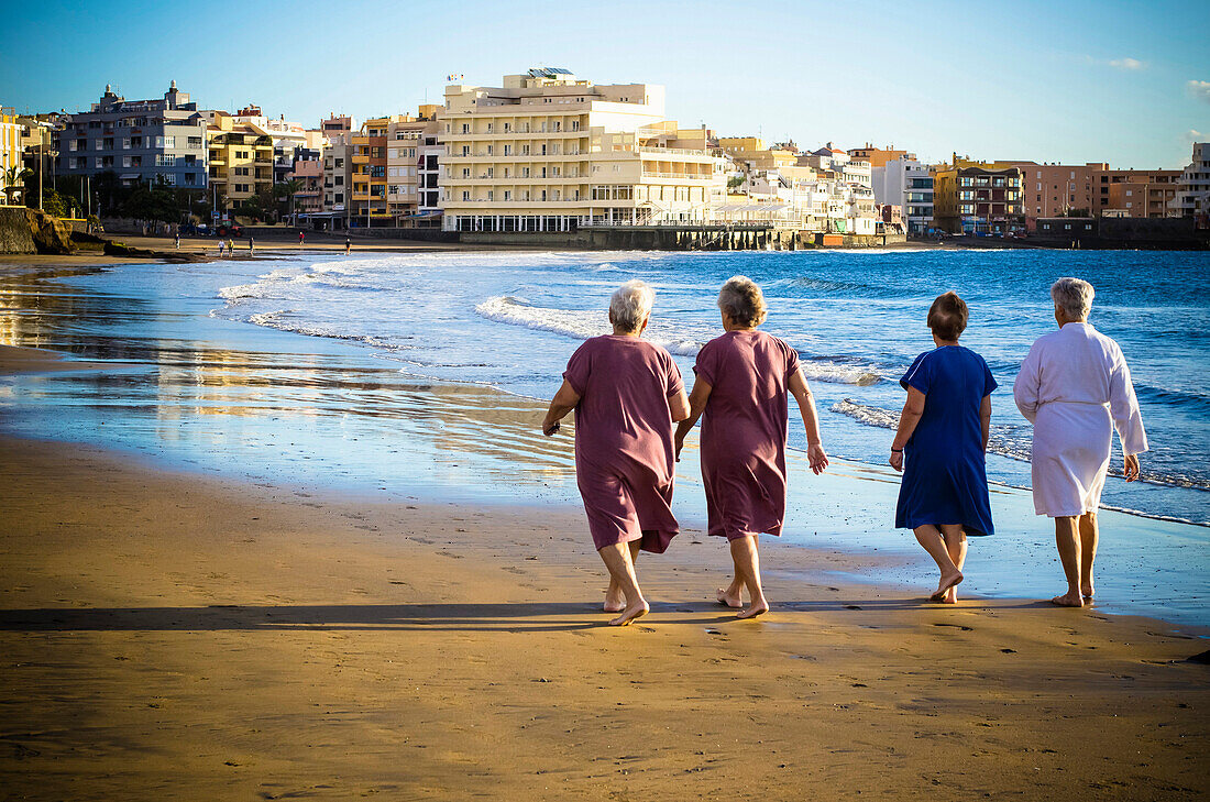 Ältere Damen spazieren über Strand, El Medano, Teneriffa