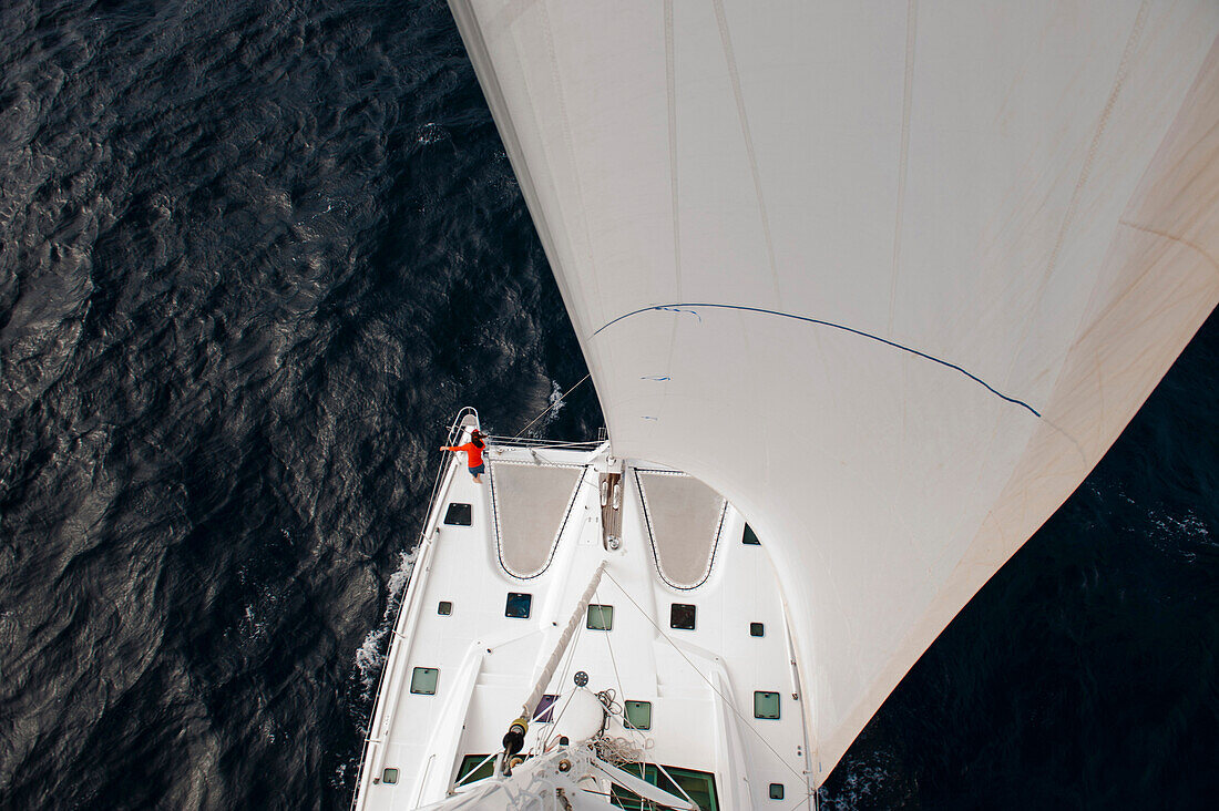 Blick vom Mast eines Katamarans in der Karibik