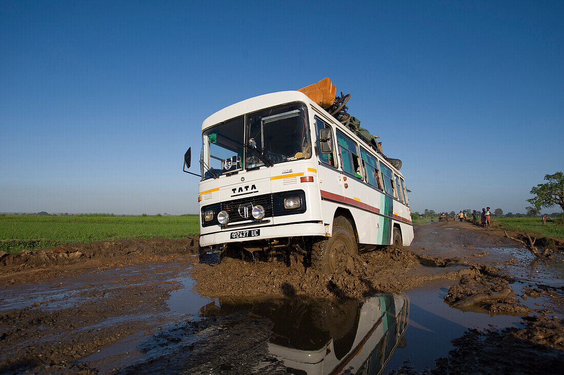 Busfahrt über schlechte Straße in Madagaskar