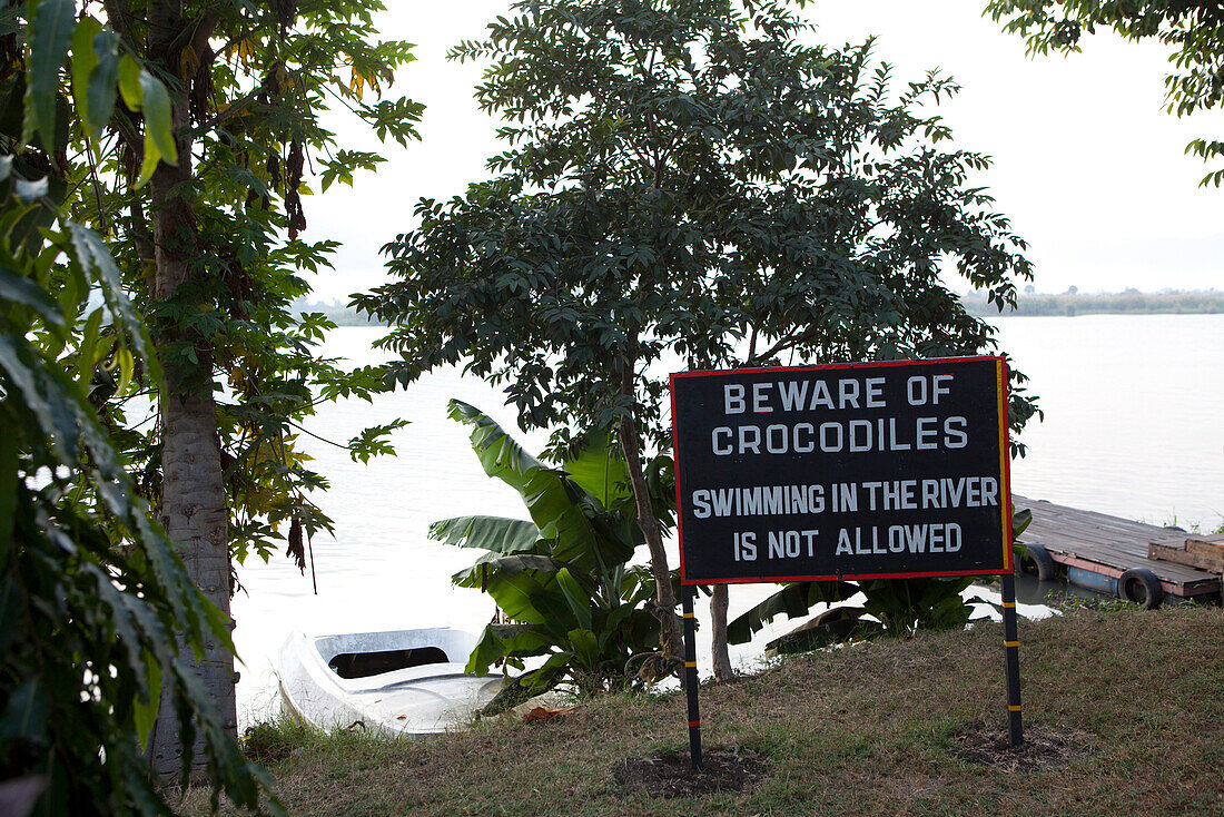 Krokodilwarnschild am Fluss Shire, bei Liwonde, Malawi, Afrika