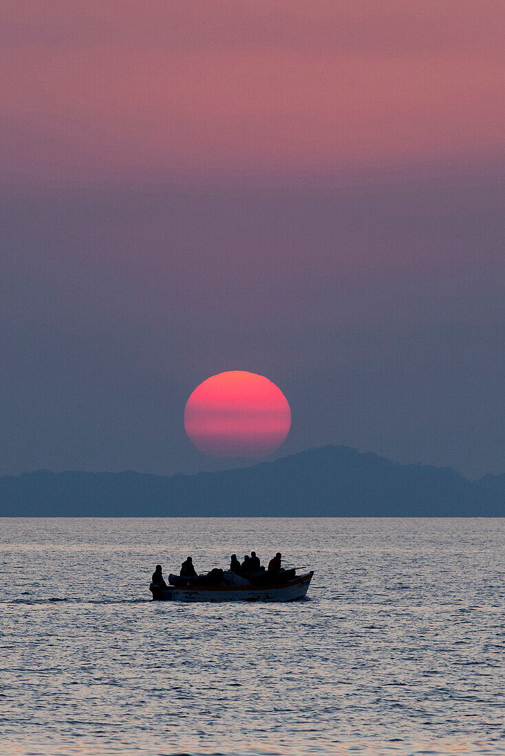 Ein Fischerboot und Sonnenuntergang am Malawi See, Malawi, Afrika