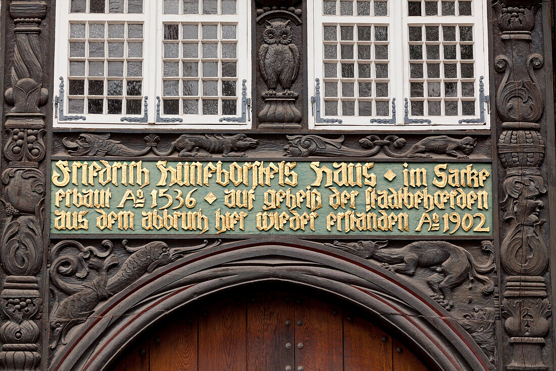 Burgplatz Braunschweig, Huneborstelsches Haus, Fachwerkhaus mit vergoldeten Inschrift und Schnitzkunst, Figurenfries, Handwerkskammer, Heinrich der Löwe, Braunschweig, Niedersachsen, Deutschland