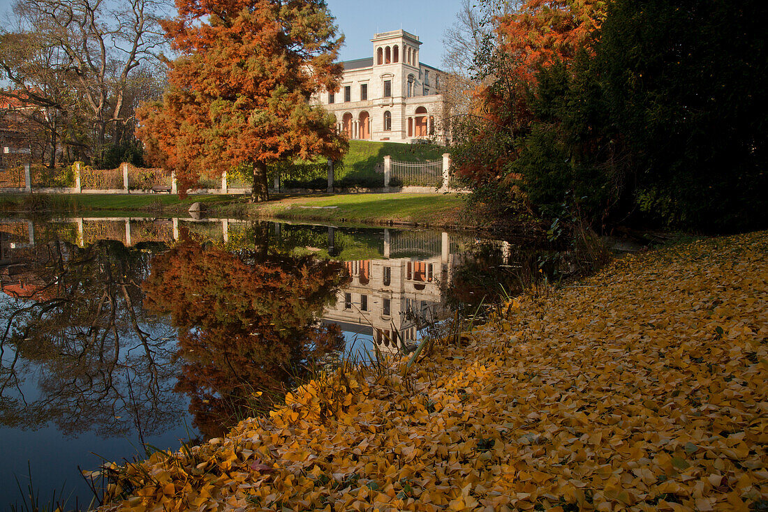 Villa Löbbecke am Inselwall, Gästehaus des Braunschweiger Hochschulbundes, Herbststimmung, Teich, Braunschweig, Niedersachsen, Deutschland