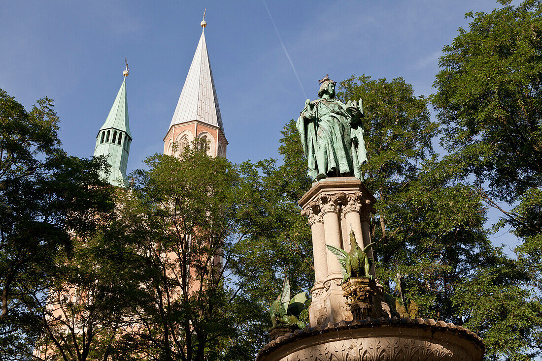 Heinrichsbrunnen fountain and memorial at Hagenmarkt with St Catherine's church, Brunswick, Lower Saxony, Germany