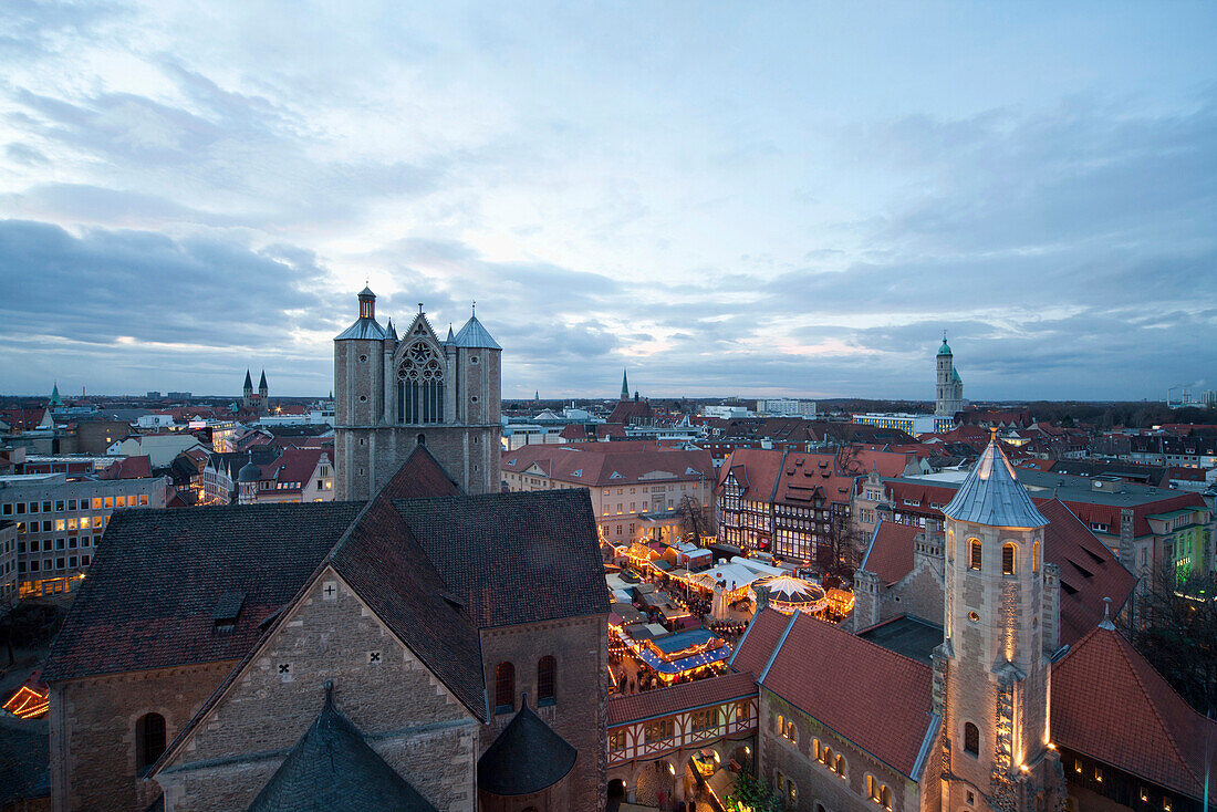 Weihnachtsmarkt auf dem Burgplatz, Abendstimmung, Blick vom Rathaus über Burgplatz und Dom, Heinrich der Löwe, Braunschweig, Niedersachsen, Deutschland