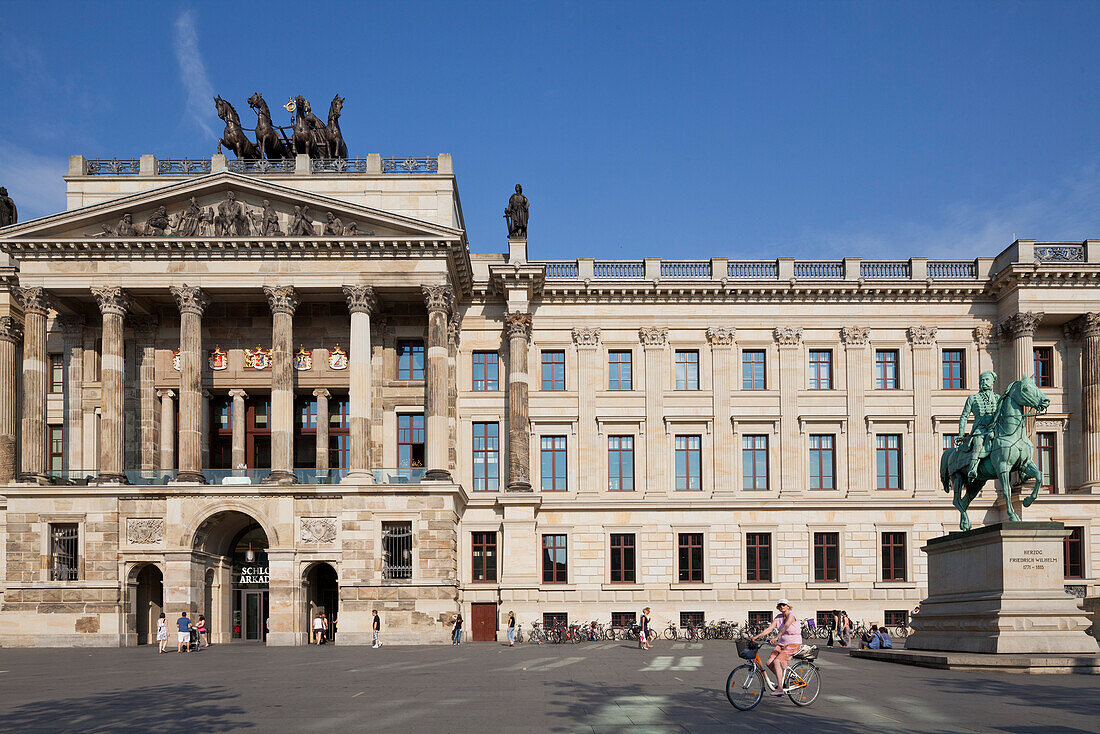 Braunschweiger Schloss mit Quadriga, grösser als die auf dem Brandenburger Tor, Schloss wurde im Krieg zerstört und rekonstruiert, hinter der historisch nachgebauten Fassade sind die Schloss-Arkaden, Braunschweig, Niedersachsen, Deutschland