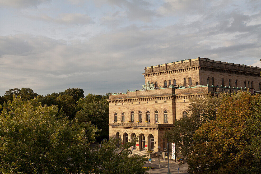 Staatstheater Braunschweig, ein Dreispartentheater mit Oper, Hoftheater und Musical, umgeben von Laubbäumen und Kastanien, Wallanlage, Klassizismus, Braunschweig, Niedersachsen, Deutschland