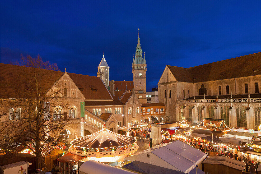 Christmas market on castle square with the Brunswick cathedral in the background and lion monument, Henry the Lion, Brunswick, Lower Saxony, Germany