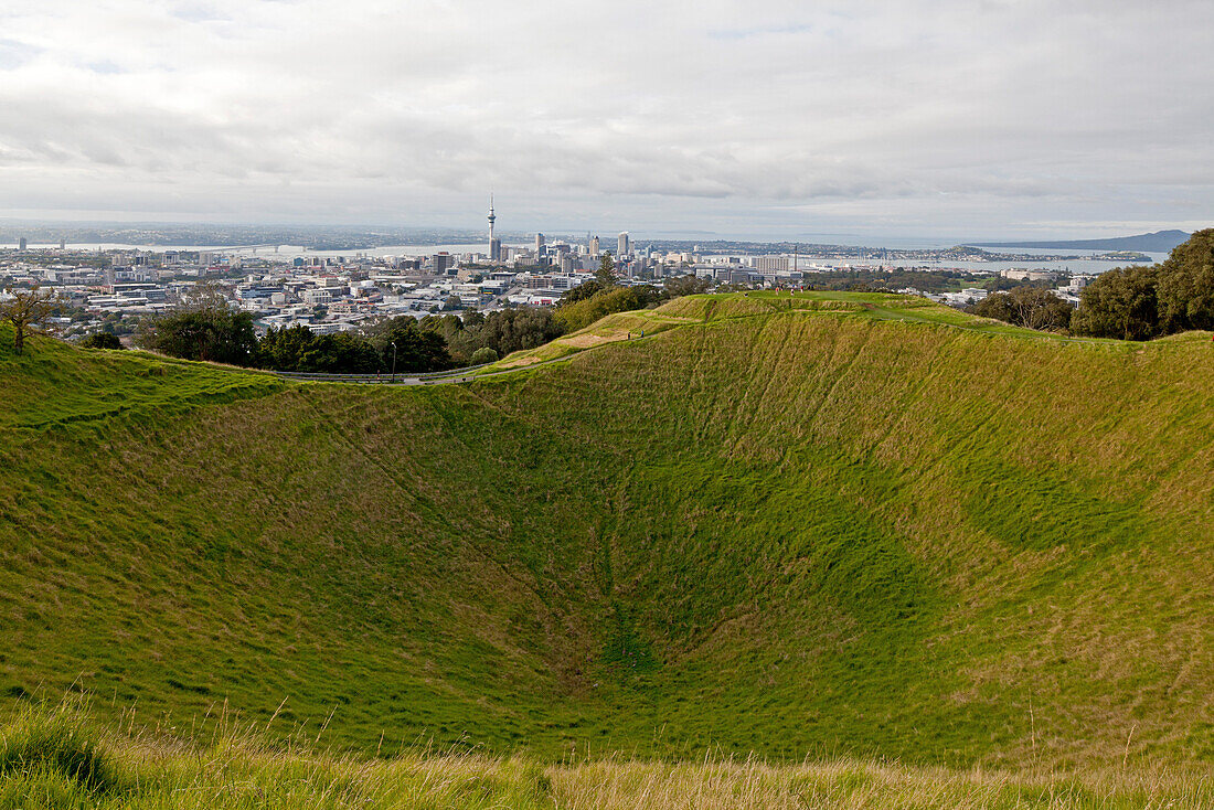 blocked for illustrated books in Germany, Austria, Switzerland: Auckland skyline seen from Mount Eden and view into the grass-covered volcano crater, Auckland, North Island, New Zealand