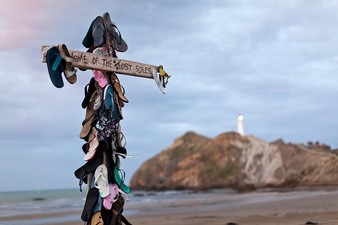 Kreuz mit Sandalen,Heimat der verlorenen Sohlen,Humor am Strand,Castle Point,Wairarapa,Ostküste,Nordinsel,Neuseeland
