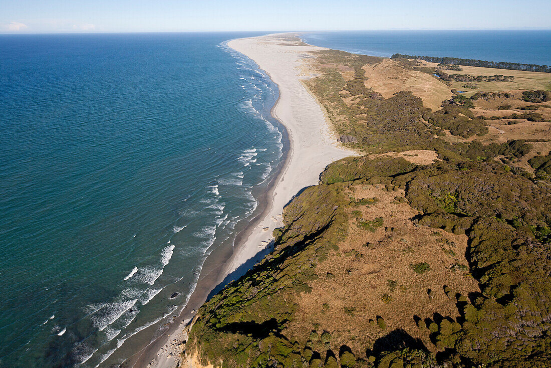 Luftaufnahme von Farewell Spit,Nordwestzipfel der Suedinsel,35 km lange Sandbarriere in Tasman See,Südinsel,Neuseeland