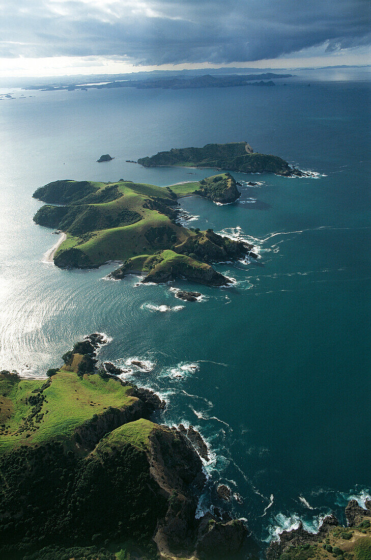 Luftaufnahme über Bay of Islands nach Regenschauer,dramatische Wolken,Inselwelt,Nordinsel,Neuseeland