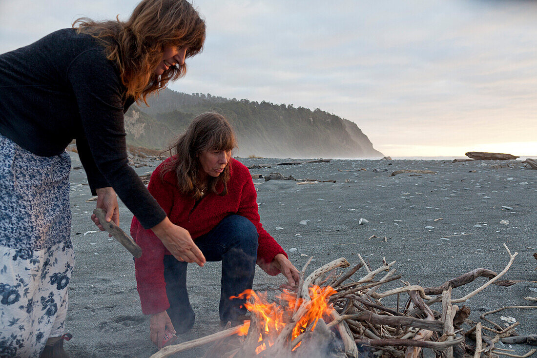 Lagerfeuer am Okarito Strand,portrait Debbie und Schwester am Strand,Westküste,Südinsel,Neuseeland