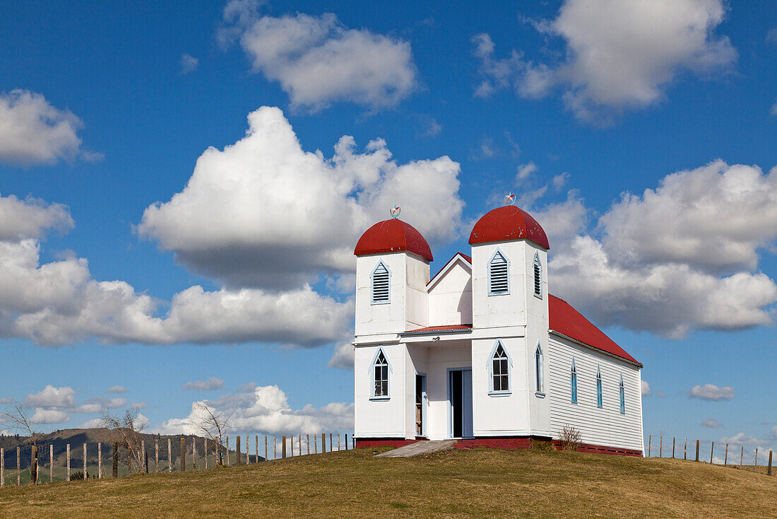 Ratana Kirche mit Doppeltürme Alpha und Omega,weißes Gotteshaus mit rotem Dach,Ratana Glauben,Maori,bei Raetihi,Nordinsel,Neuseeland