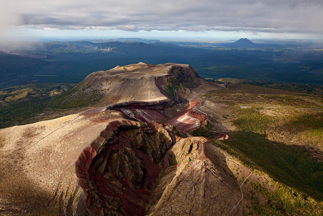 Luftaufnahme von Mout Tarawera Vulkan,Schlund,Kraterkegel und gewaltige Erdspalte,Lavafelder,Nordinsel,Neuseeland