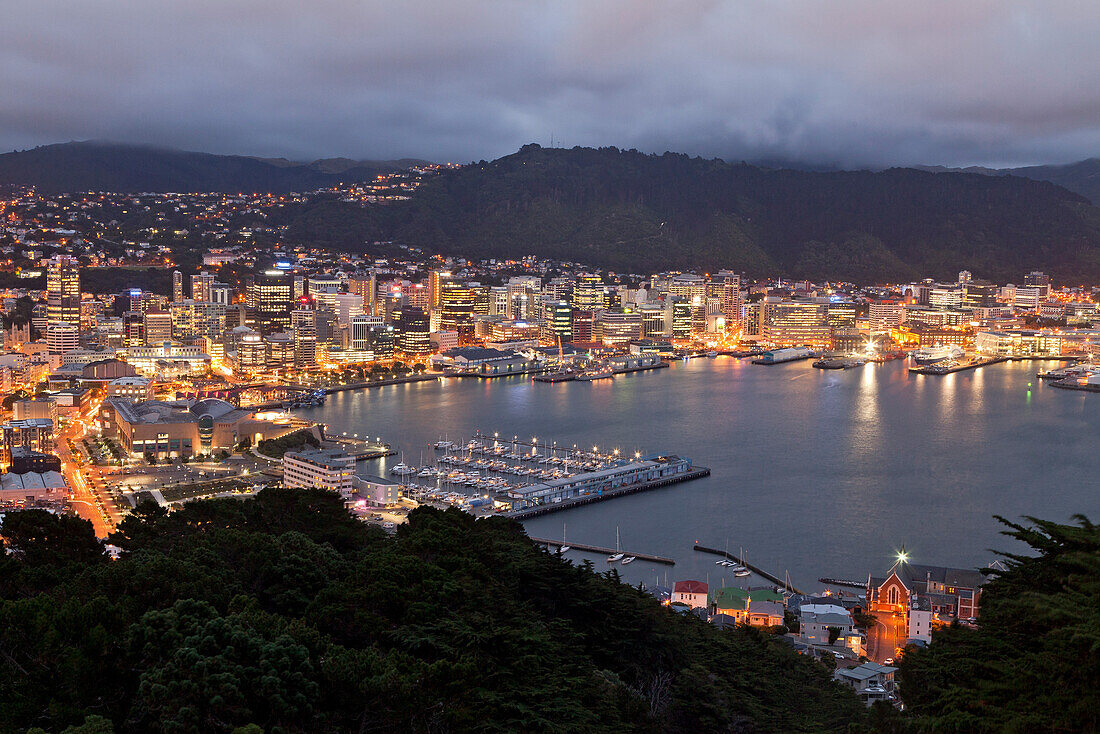 Nachtaufnahme der Hauptstadt Wellington von Victoria Peak,Lichtermeer am Hafen,Wellywood,Wellington,Nordinsel,Neuseeland