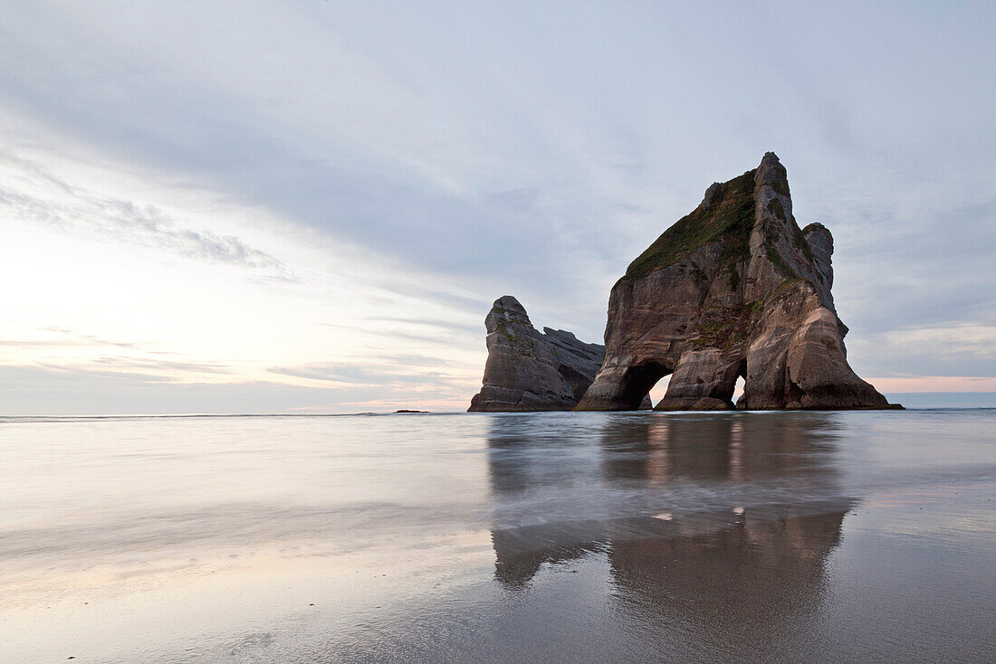 Archway Islands und Sandstrand bei Ebbe,Spiegelung im Wasser,Wharariki Strand,Südinsel,Neuseeland