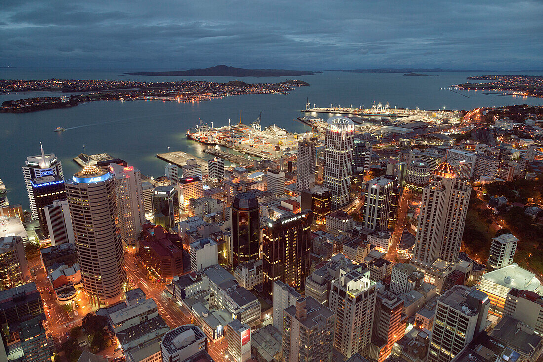 Nachtaufnahme vom Sky Tower, Hafendocks und Hochhäuser der Innenstadt, Auckland City, Nordinsel, Neuseeland
