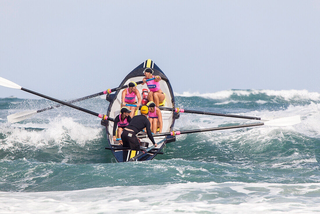 Surfboot-Rennen, Rettungsschwimmer, Wettbewerb der Frauen, Piha Strand, Nordinsel, Neuseeland