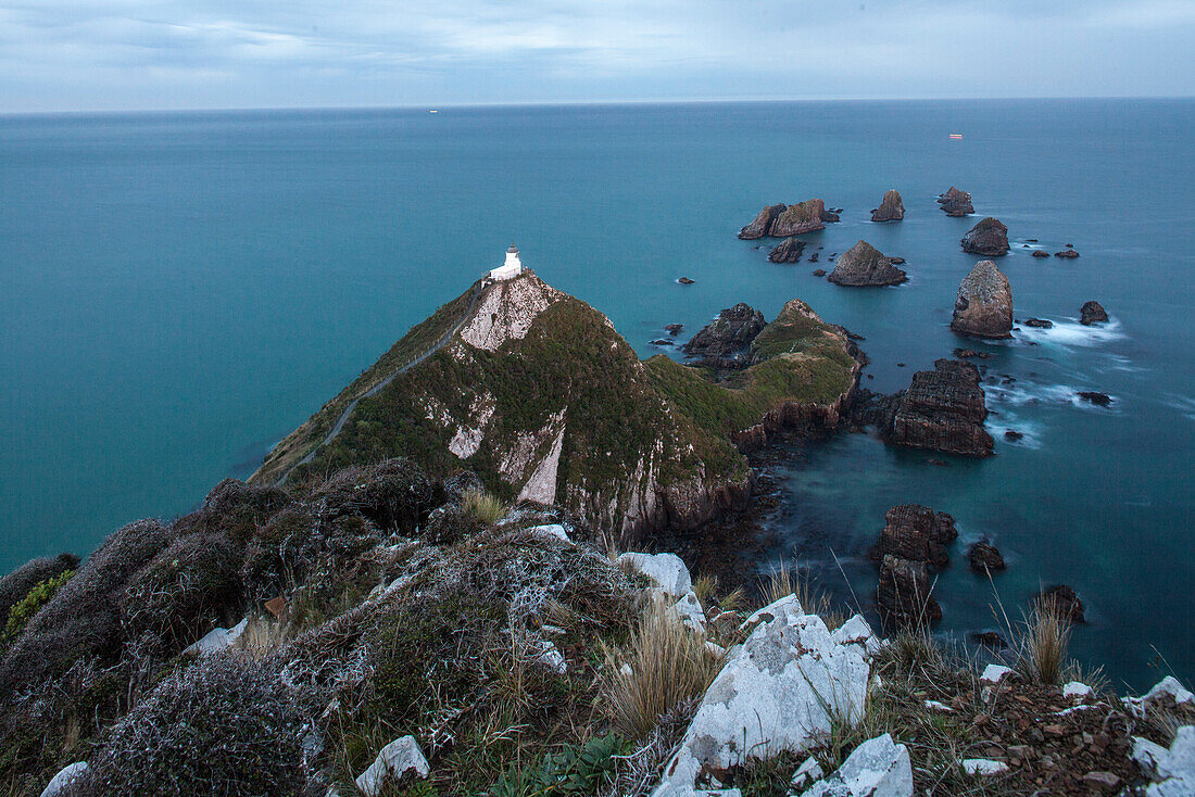 Leuchturm Nugget Point, Blick auf Leuchtturm am Nugget Point, Catlins, Otago, Suedinsel, Neuseeland