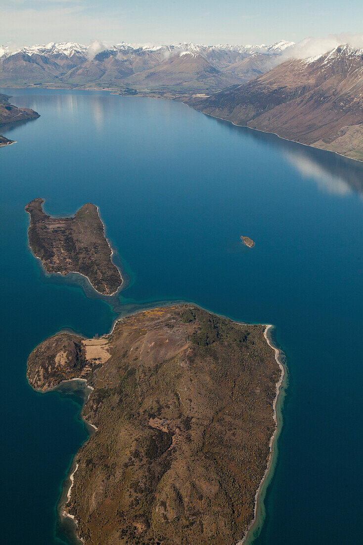 Luftaufnahme von Lake Wakatipu mit Inseln im Lake Wakatipu, Pigeon and Pig Islands, Thomson Mountains, Otago, Südinsel, Neuseeland