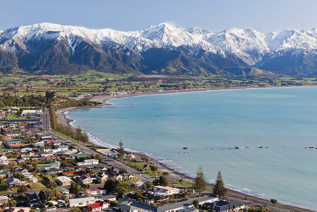 Bucht von Kaikoura vor Gebirgskulisse, Schneeberge, Ostküste, Südinsel, Neuseeland