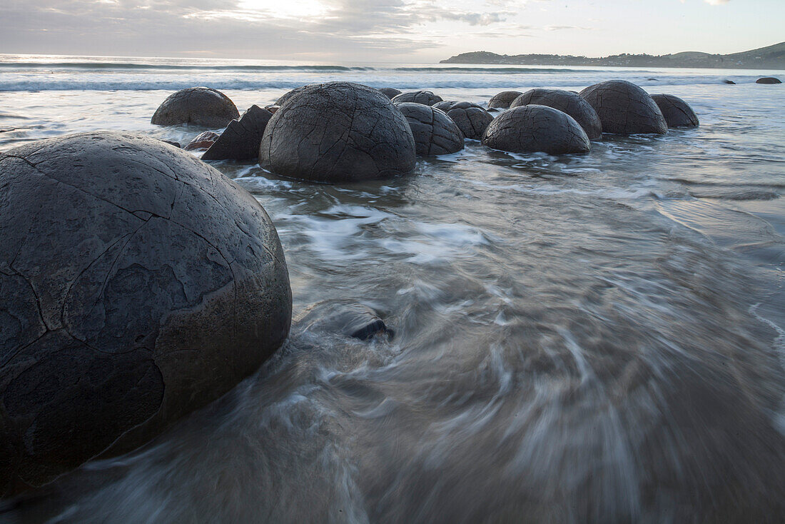 Moeraki Boulders, Langzeitaufnahme, legendäre kugelförmig Konkretionen, Riesenmurmeln, Steinkugeln, Versteinerung, runde Steine am Strand, Otago, Südinsel, Neuseeland