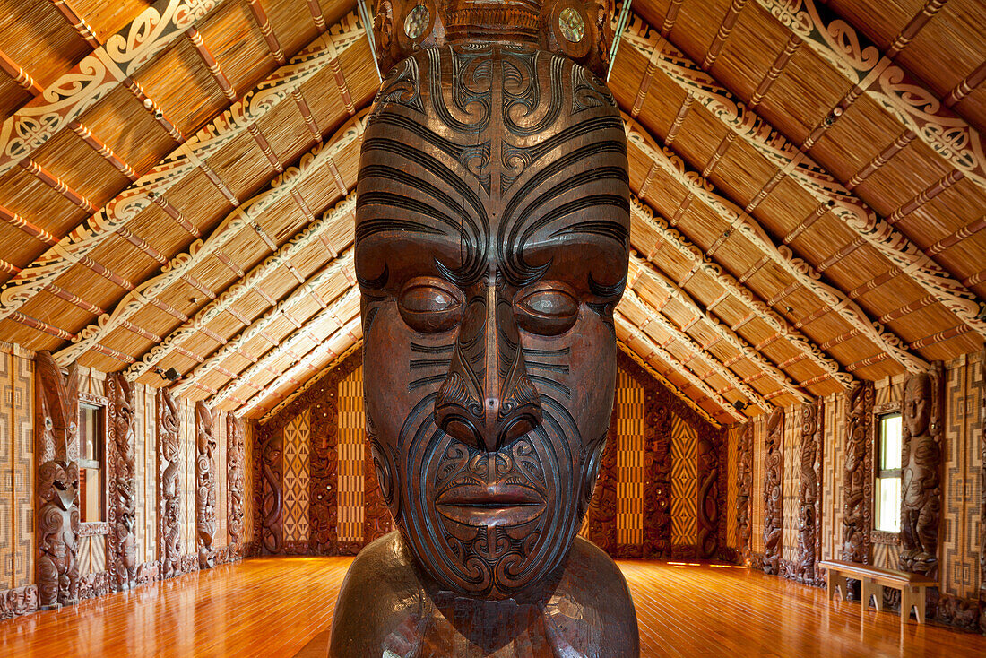 Geschnitzte Holzfigur der Ahnen,Stütze im Versammlungshaus in Waitangi Museum,Tatoo Spiralen,Maori Kultur,Nordinsel,Neuseeland