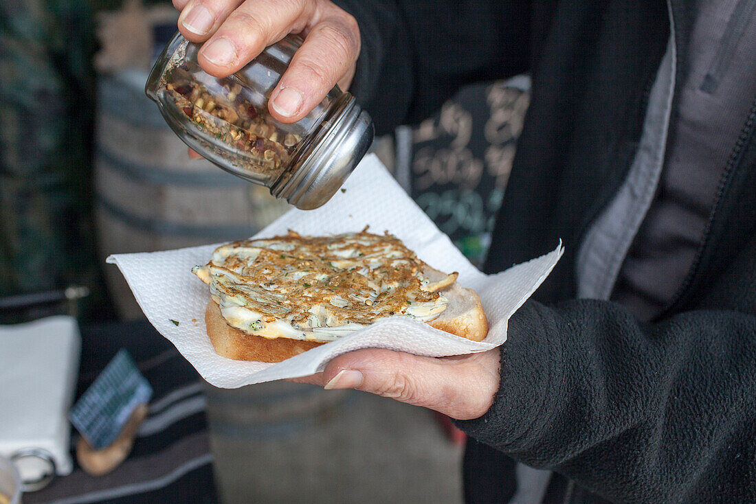 Whitebait Fritter, Omelett, Spezialität, in Eier gebratene winzige Jungfisch aufs Brot, Westküste, Südinsel, Neuseeland