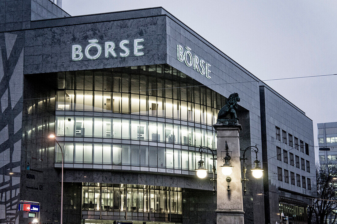 Börse mit Löwenskulptur vordem Eingang am Abend, Zürich, Schweiz