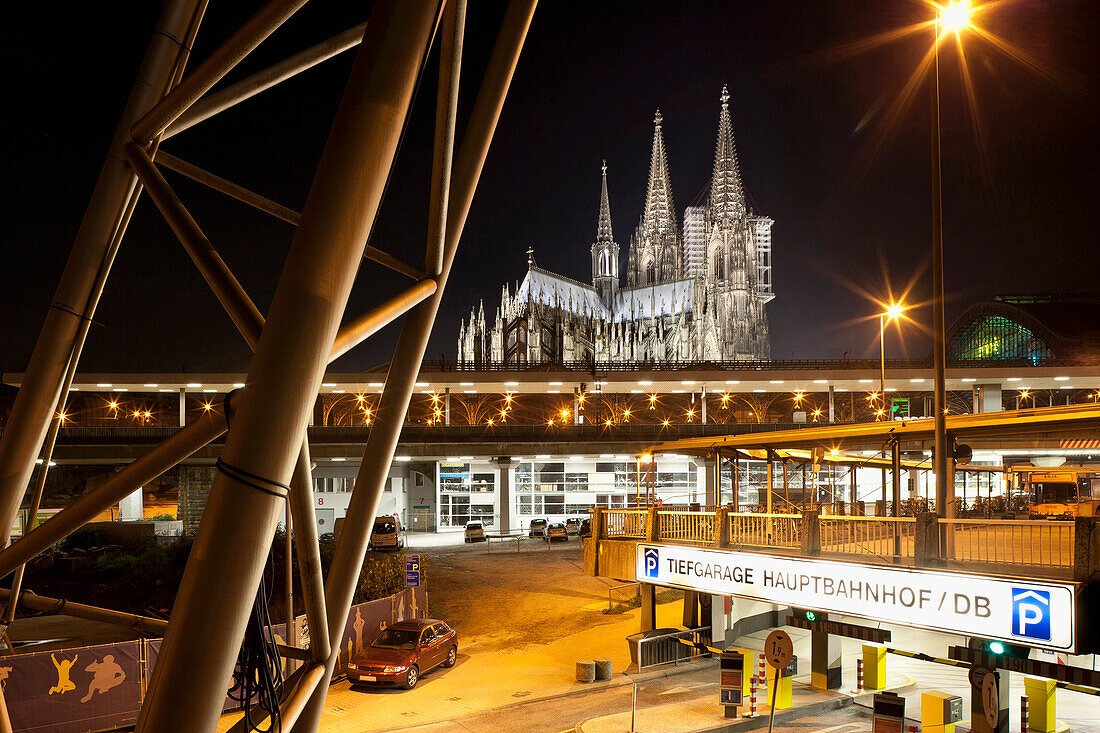 View of the Kölner Dom and central railway station at night, Cologne, Norh Rhine-Westfalia, Germany, Europe