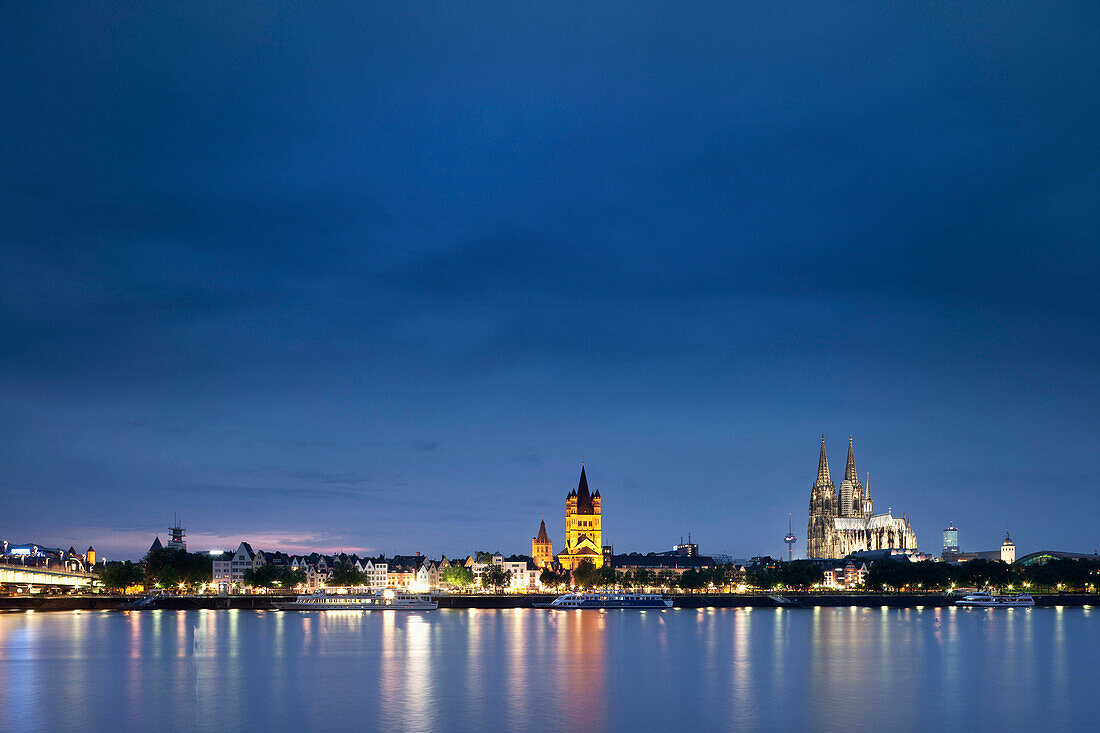 Blick über den Rhein auf die Altstadt, Heumarkt mit Dom und Groß St. Martin bei Nacht, Köln, Nordrhein-Westfalen, Deutschland, Europa