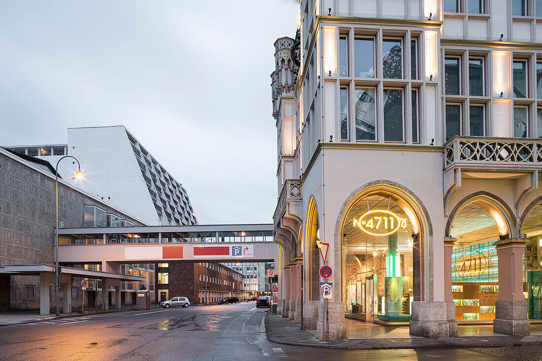 Oper Köln ist das Opernhaus der Bühnen der Stadt Köln, errichtet nach Plänen des Architekten Wilhelm Riphahn, Offenbachplatz, auf der rechten Seite das Stammhaus von 4711 in der Glockengasse 4, Ecke Schwertnergasse 1, Köln, Nordrhein-Westfalen, Deutschlan