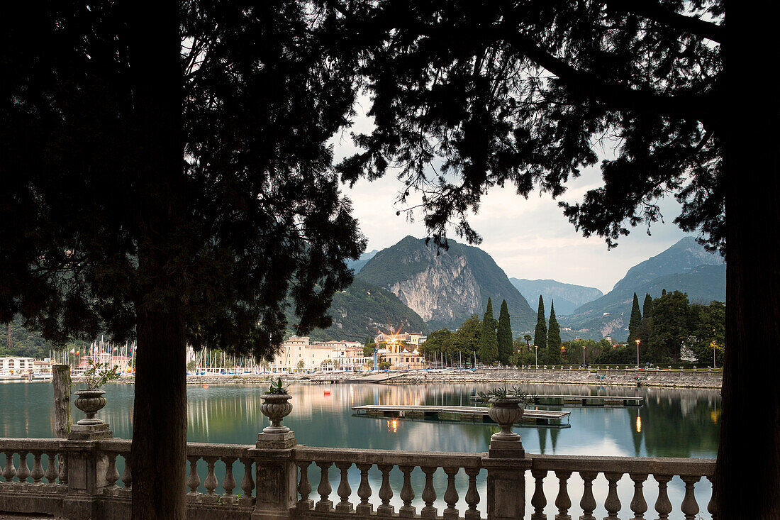 Blick vom Gardasee auf Riva del Garda, Trentino, Italien, Europa