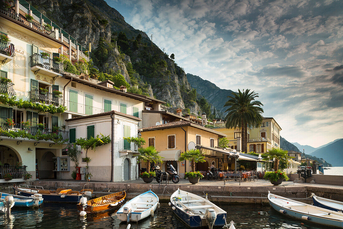 Hafen in Limone sul Garda, Gardasee, Lombardei, Italien, Europa