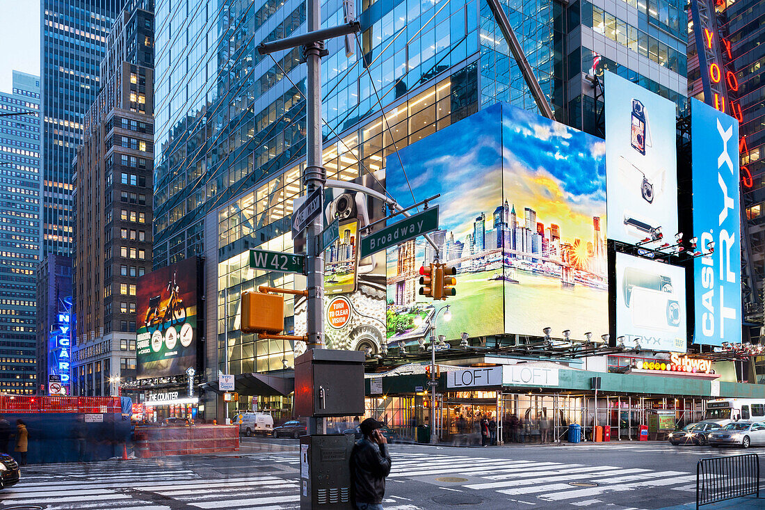 Times Square bei Nacht, Broadway Ecke 42nd street, Theater Viertel, Downtown Manhattan, New York City, New York, Nordamerika, USA