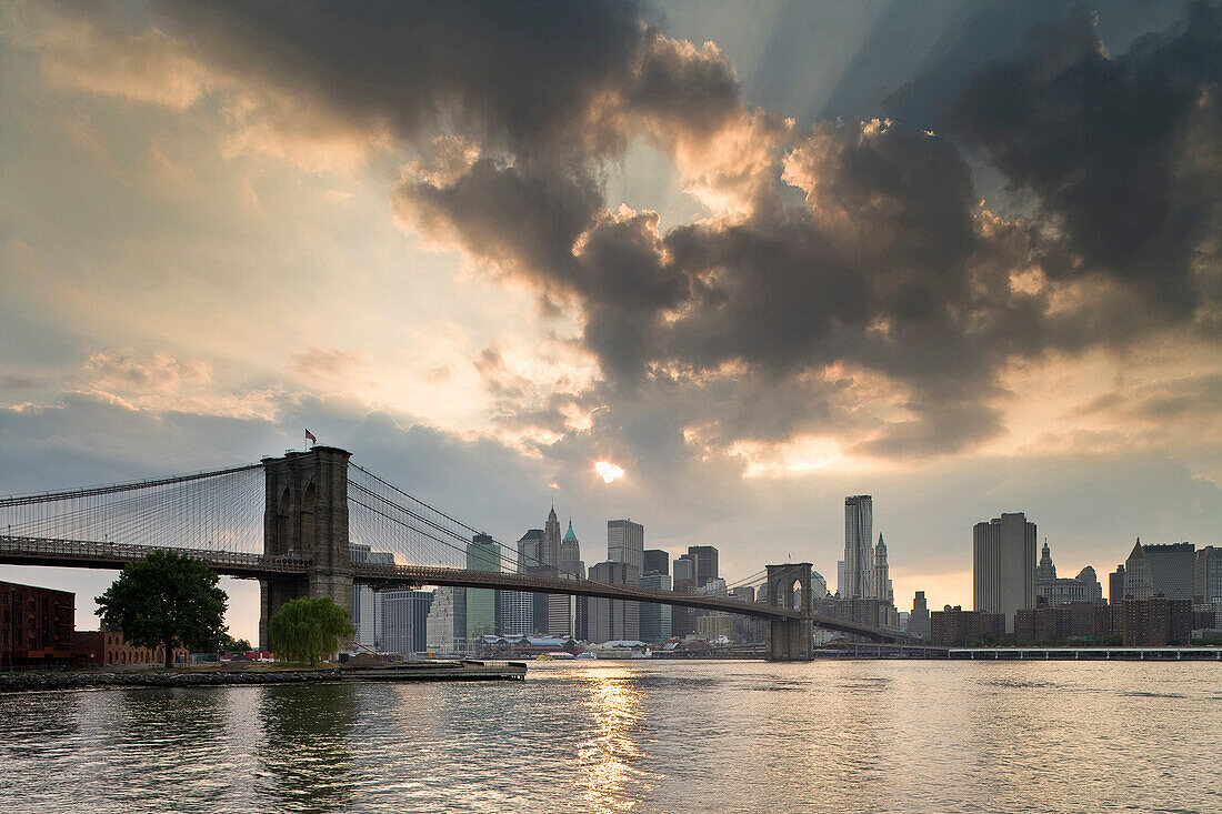 Brooklyn Bridge (ursprünglich New York and Brooklyn Bridge), ist eine der ältesten Hängebrücken in den USA. Sie überspannt den East River und verbindet die Stadtteile Manhattan und Brooklyn miteinander, im Hintergrund Skyline Manhattan, New York, New York
