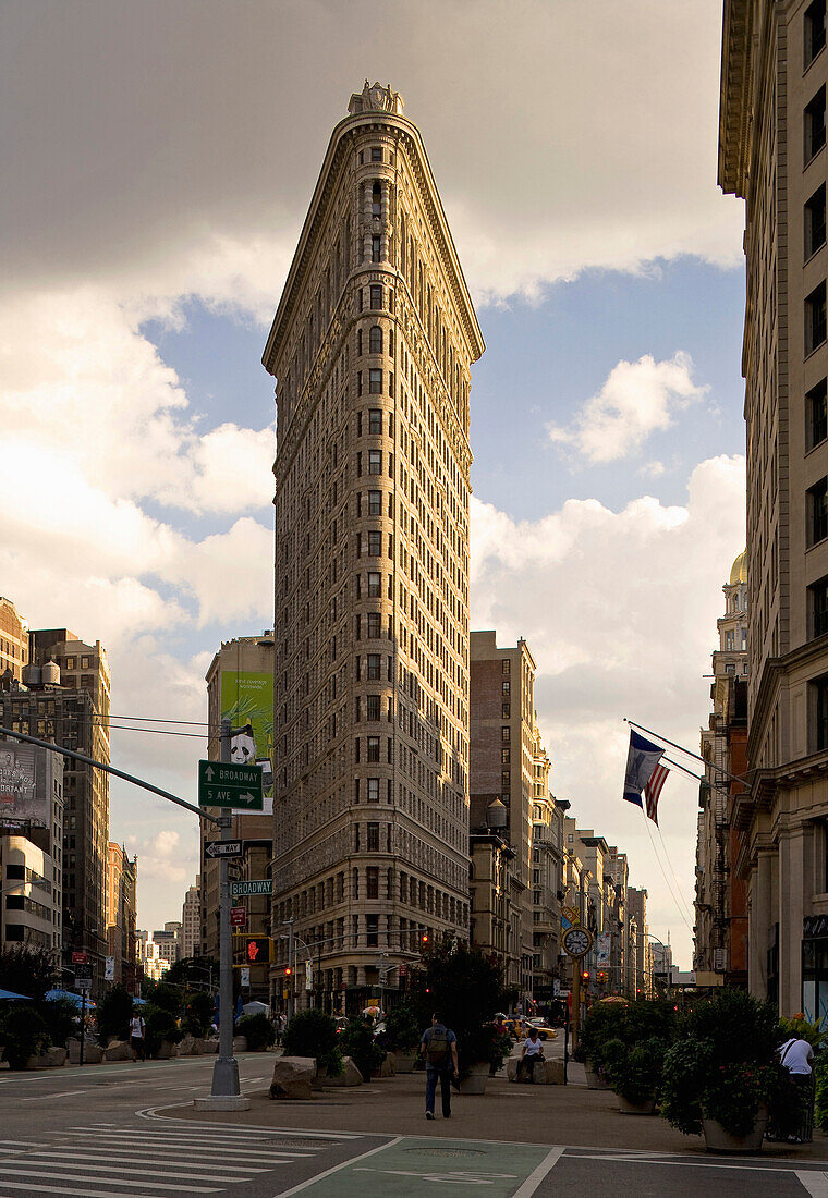 Flatiron Building, Fuller Building, known for its unusual triangular shape, at the crossing to 5th avanue, Broadway and 23rd street, Midtown Manhattan, New York City, New York, North America, USA