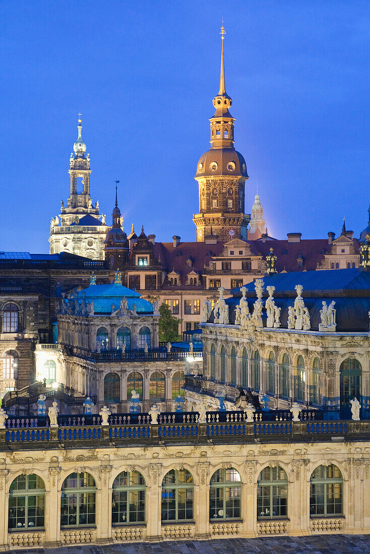 Zwinger mit Schloss im Hintergrund, Dämmerung, Dresden, Sachsen, Deutschland