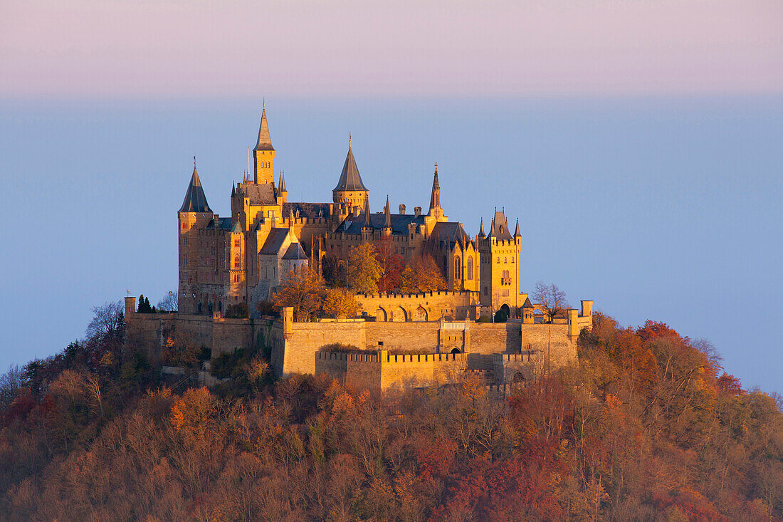 Blick zur Burg Hohenzollern, bei Hechingen, Schwäbische Alb, Baden-Württemberg, Deutschland