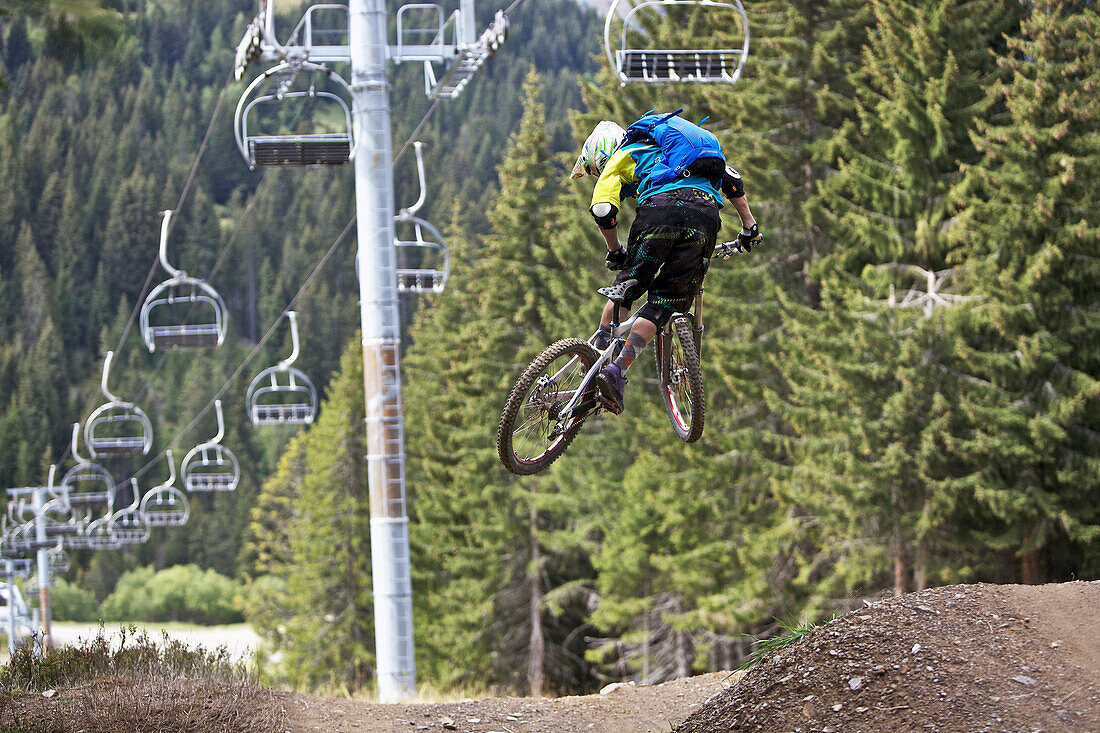 Freeride Mountainbiker im Sprung, Chatel, Haute-Savoie, Frankreich