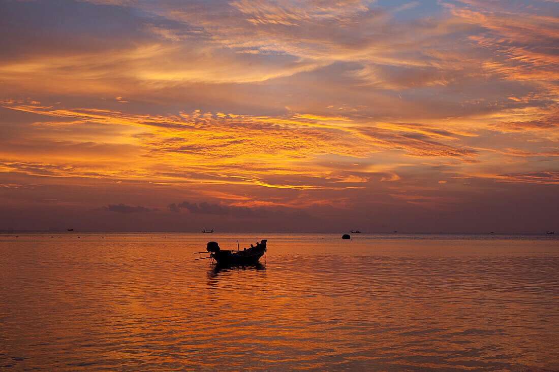 Fischerboot am Haad Yao Strand oder Long Beach, Insel Koh Phangan, Provinz Surat Thani, Thailand, Südostasien