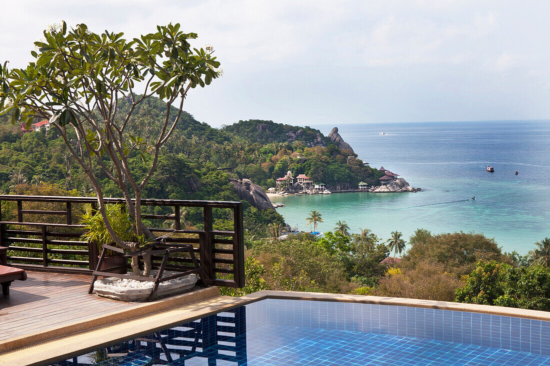 Blick auf die Bucht vom Strand Haad Tien auf der Insel Koh Tao, Provinz Surat Thani, Thailand, Südostasien