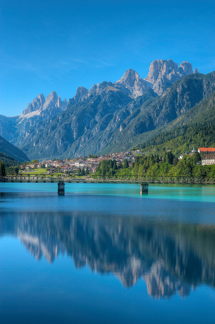 Blick auf den Auronzosee mit Auronzo und Drei Zinnen, Auronzo, Sextener Dolomiten, Belluno, Italien