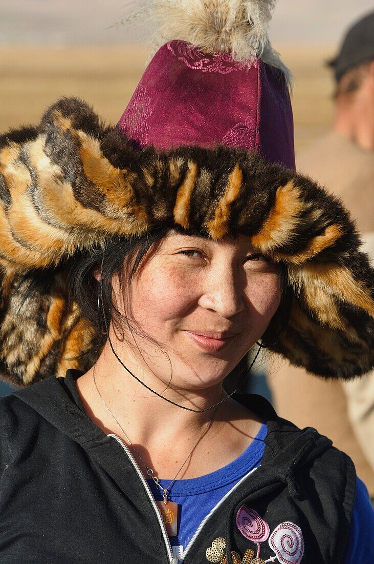Portrait einer Frau der ethnischen Gruppe Kazakh, Bayan-Ölgii, Westen der Mongolei