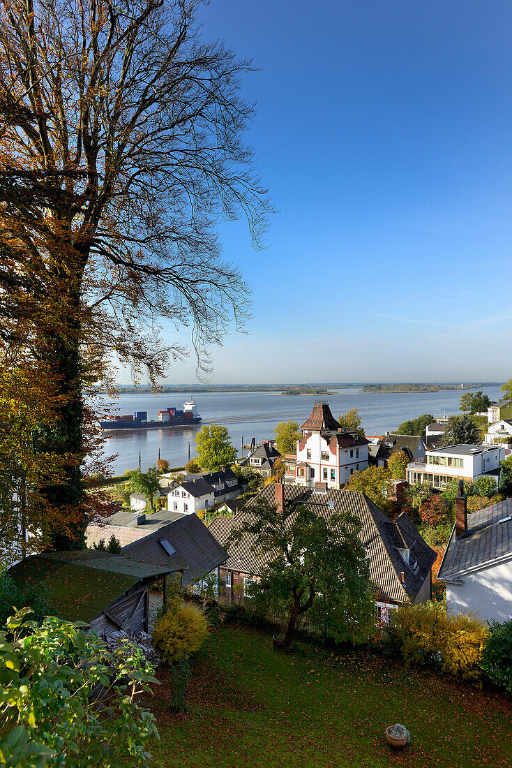 Blick auf die Elbe mit Treppenviertel und Süllberg von Blankenese, Hamburg, Nordeutschland, Deutschland