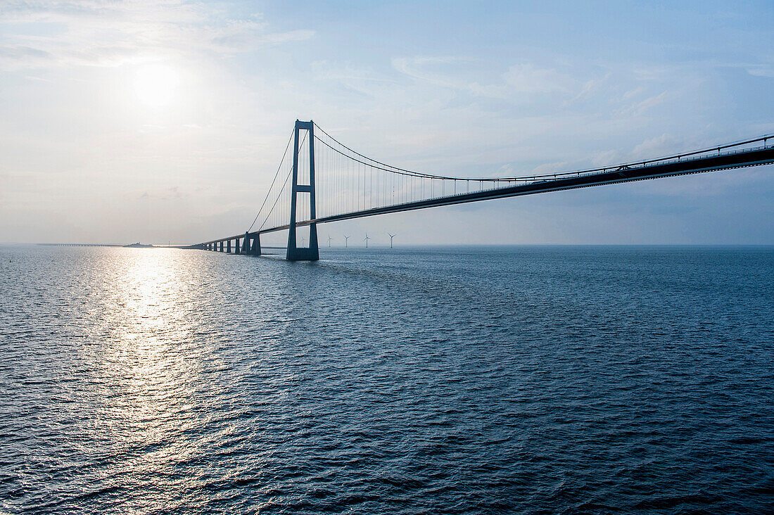 Öresundbrücke zwischen Dänemark und Schweden beim Sonnenuntergang, Ostsee, Öresund, Skandinavien