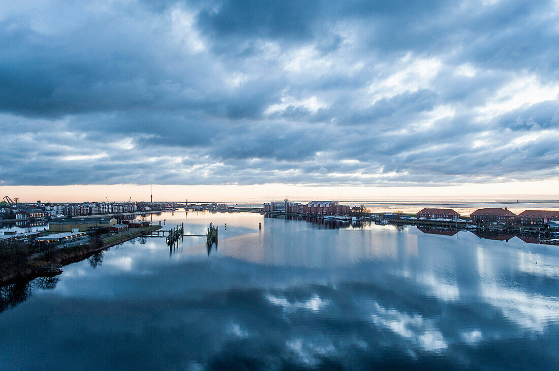 Blick auf Wilhelmshaven mit Sonnenaufgang über dem Jadebusen, Wilhelmshaven, Niedersachsen, Nordsee, Deutschland